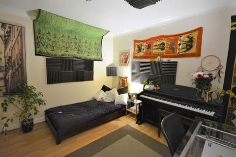 2 bedroom flat to rent, Great North Way, London NW4