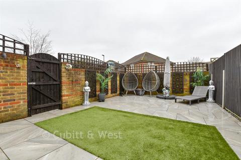 3 bedroom end of terrace house for sale, Greenacre Place, Wallington SM6