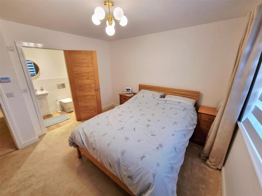 Bed 1.jpg