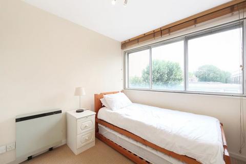 2 bedroom flat to rent, The Colonnades, London W2