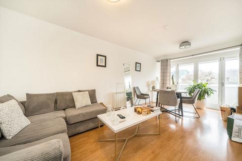 2 bedroom flat to rent, The Colonnades, London W2