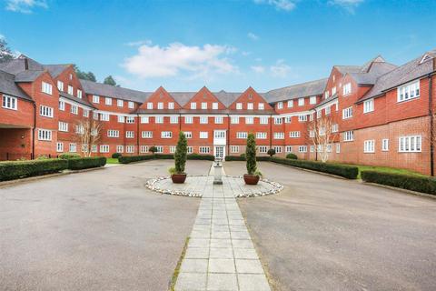2 bedroom penthouse to rent, Elizabeth Drive, Banstead SM7