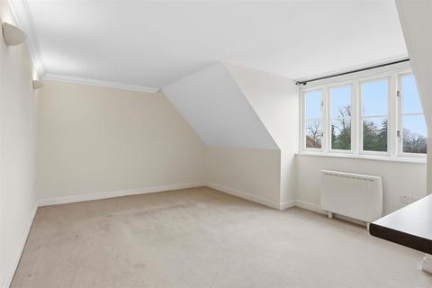 2 bedroom penthouse to rent, Elizabeth Drive, Banstead SM7