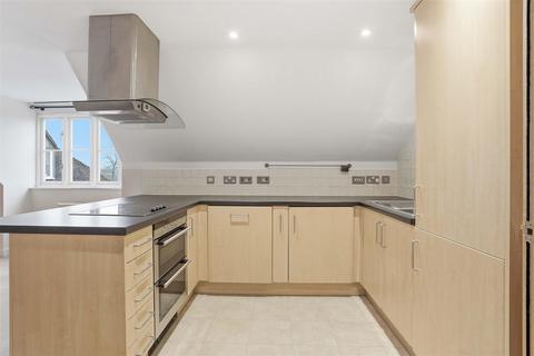 2 bedroom penthouse to rent, Elizabeth Drive, Banstead SM7