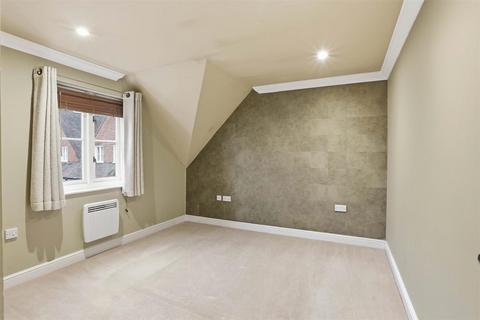 2 bedroom penthouse to rent, Elizabeth Drive, Banstead SM7