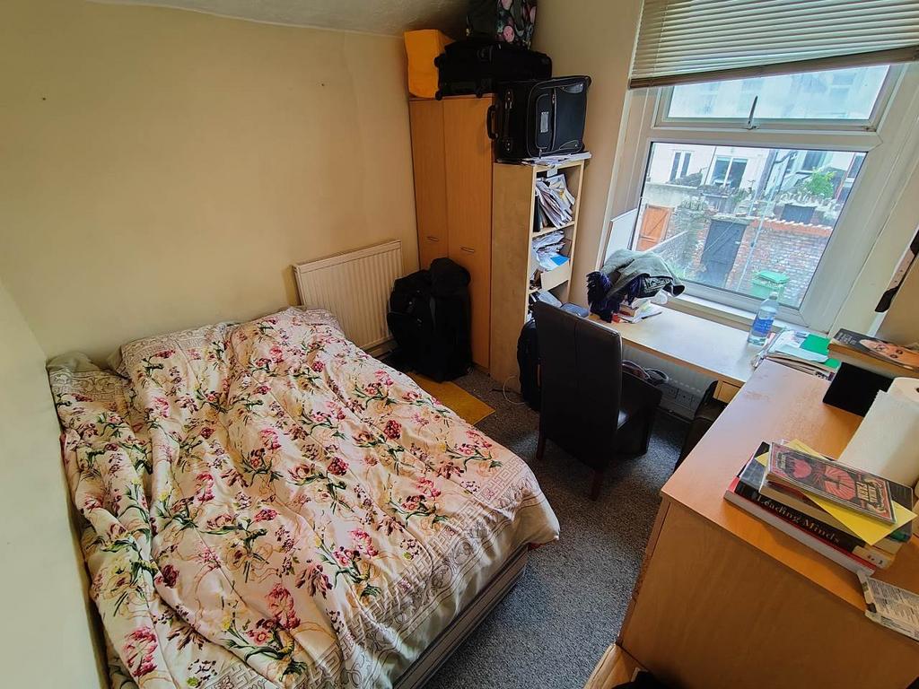 First floor rear bed