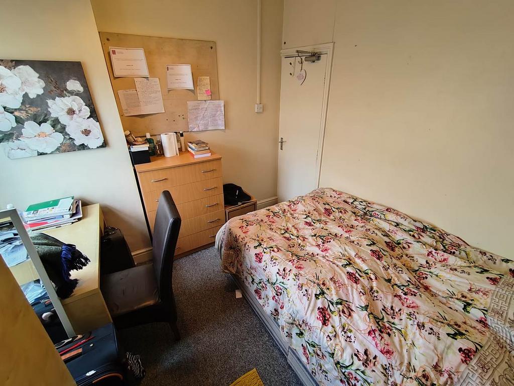 First floor rear bed