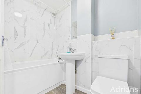 2 bedroom flat to rent, Lupin Drive, Chelmsford