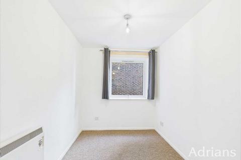 2 bedroom flat to rent, Lupin Drive, Chelmsford