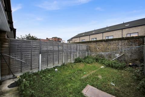 3 bedroom terraced house to rent, Masterman Road, London E6