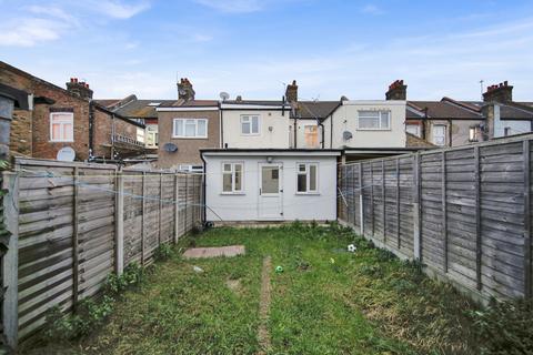 3 bedroom terraced house to rent, Masterman Road, London E6