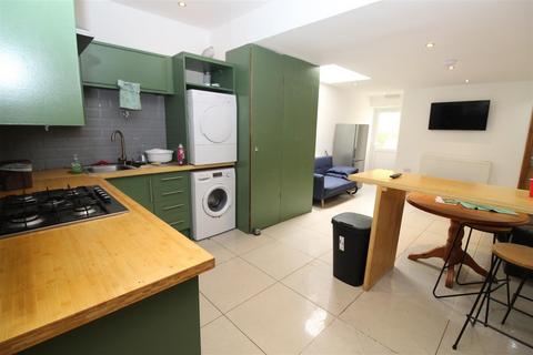 6 bedroom house to rent, Thesiger Street, Cardiff CF24