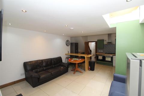 6 bedroom house to rent, Thesiger Street, Cardiff CF24