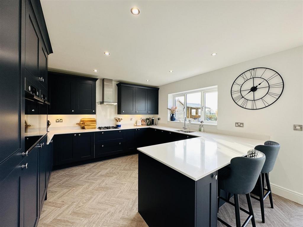 Kitchen2.jpg