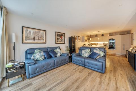 2 bedroom flat for sale, Jubilee Gardens, Weybridge, Surrey, KT13