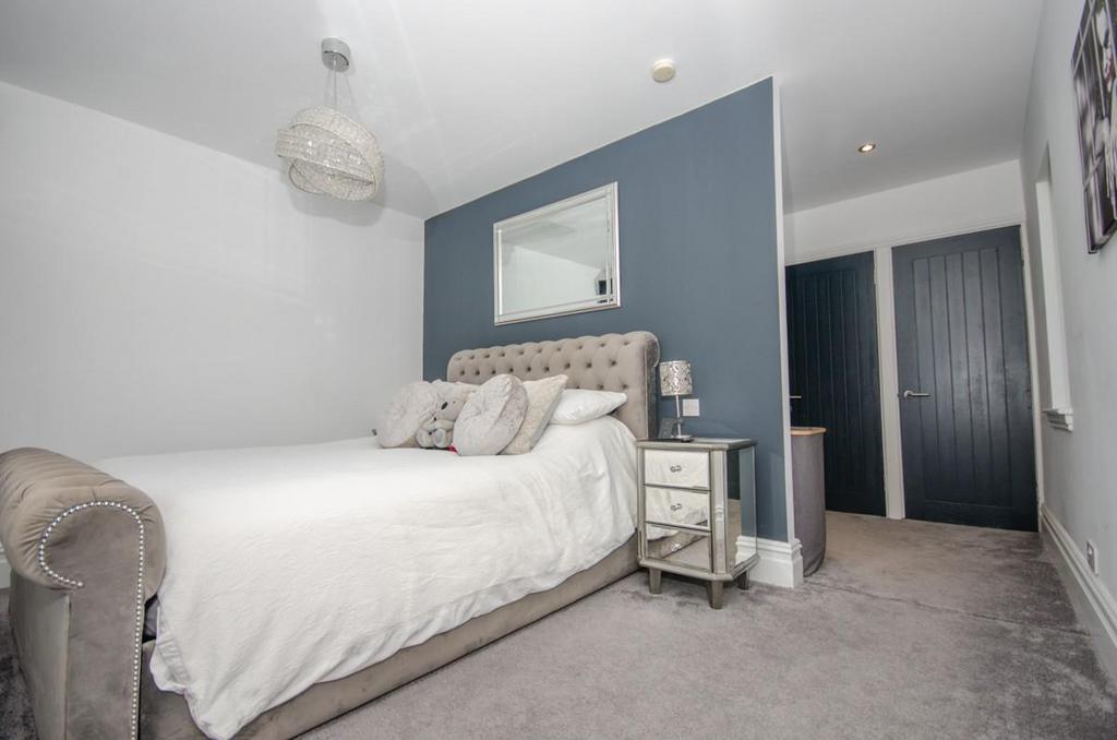 Master bedroom pic 2.jpg