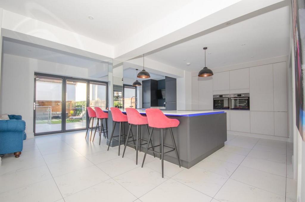 Kitchen pic 2.jpg