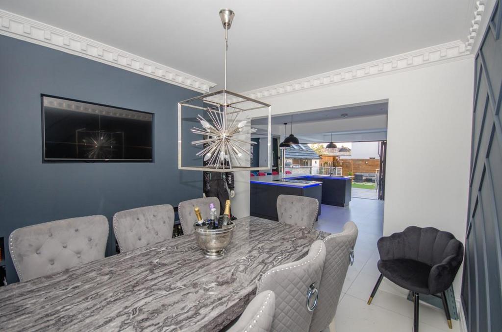 Dinng room pic 2.jpg