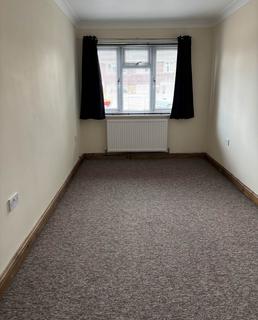 3 bedroom flat to rent, Walnut Way, Reading RG30