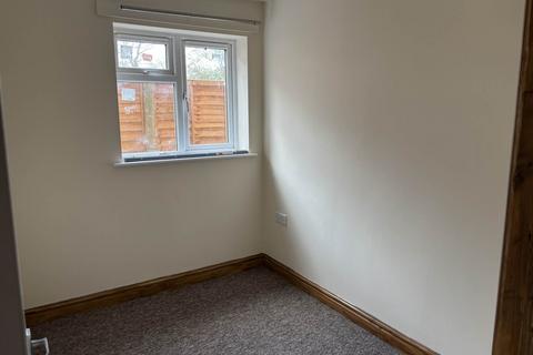 3 bedroom flat to rent, Walnut Way, Reading RG30