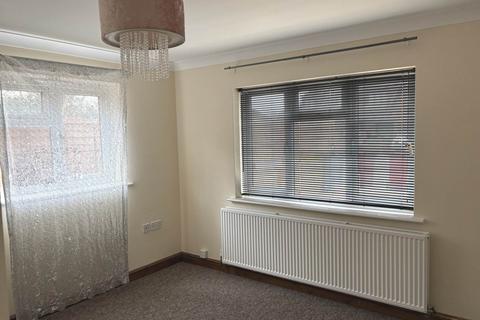 3 bedroom flat to rent, Walnut Way, Reading RG30