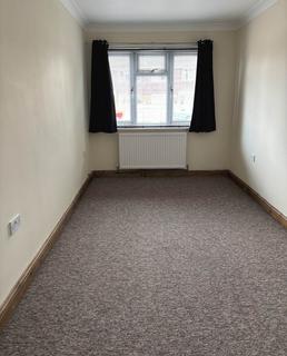 3 bedroom flat to rent, Walnut Way, Reading RG30