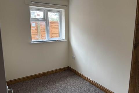 3 bedroom flat to rent, Walnut Way, Reading RG30