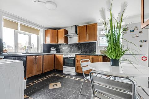 3 bedroom flat to rent, Rogers Road, London E16