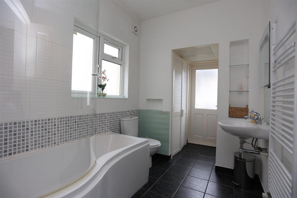 3, 1 St Aubyns Bathroom (2).JPG