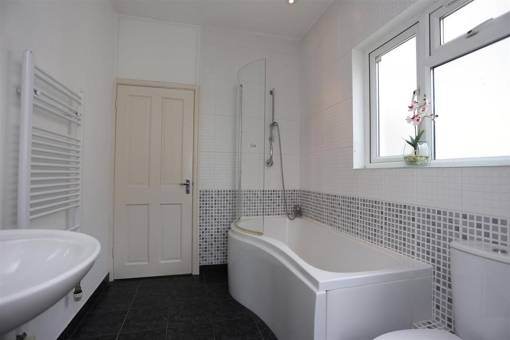 3, 1 St Aubyns Bathroom (1).JPG