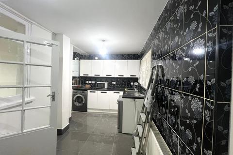 3 bedroom semi-detached house to rent, Onra Road, London E17
