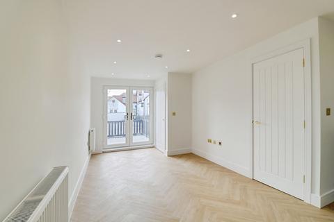 2 bedroom flat to rent, Elmsleigh Drive, Leigh-on-Sea, SS9