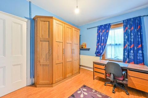 4 bedroom terraced house to rent, Queens Road, Bounds Green, London, N11