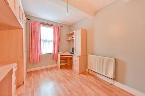 4 bedroom terraced house to rent, Queens Road, Bounds Green, London, N11