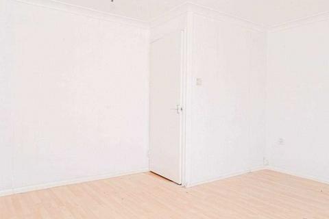 2 bedroom terraced house to rent, Kings Road, Harrow