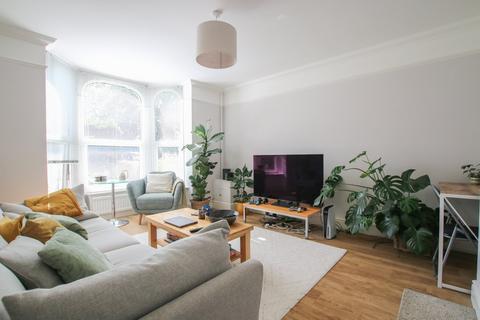 2 bedroom flat to rent, London Road, Wokingham, RG40
