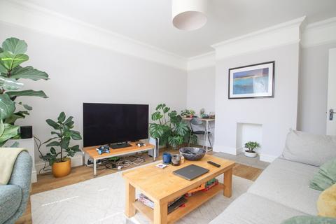 2 bedroom flat to rent, London Road, Wokingham, RG40