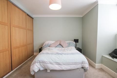 2 bedroom flat to rent, London Road, Wokingham, RG40