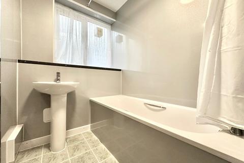 2 bedroom apartment to rent, Hayward Gardens, London, SW15