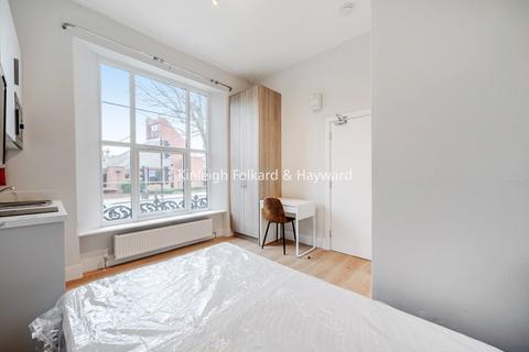 Studio to rent, Uxbridge Road, London, W12
