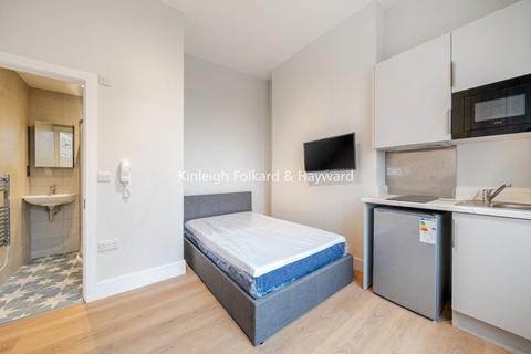 Studio to rent, Uxbridge Road, London, W12