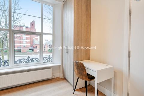 Studio to rent, Uxbridge Road, London, W12