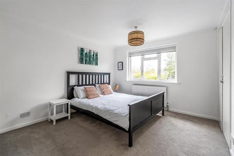 undefined, ASHTEAD/LEATHERHEAD BORDER, KT22
