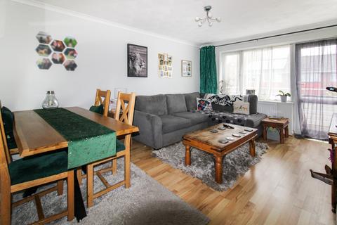2 bedroom maisonette for sale, Giffard Drive,  Farnborough , GU14