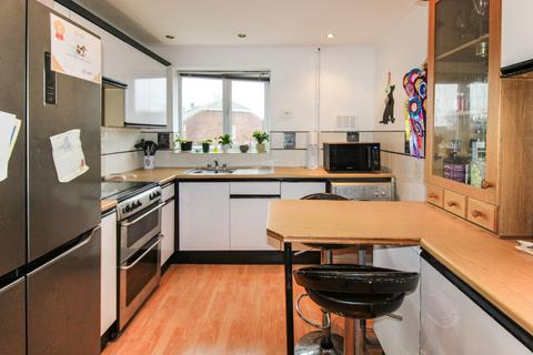 2 bedroom maisonette for sale, Giffard Drive,  Farnborough , GU14
