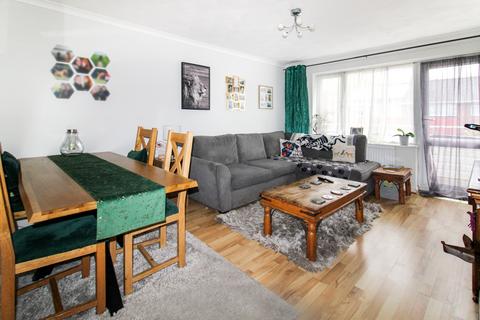 2 bedroom maisonette for sale, Giffard Drive,  Farnborough , GU14