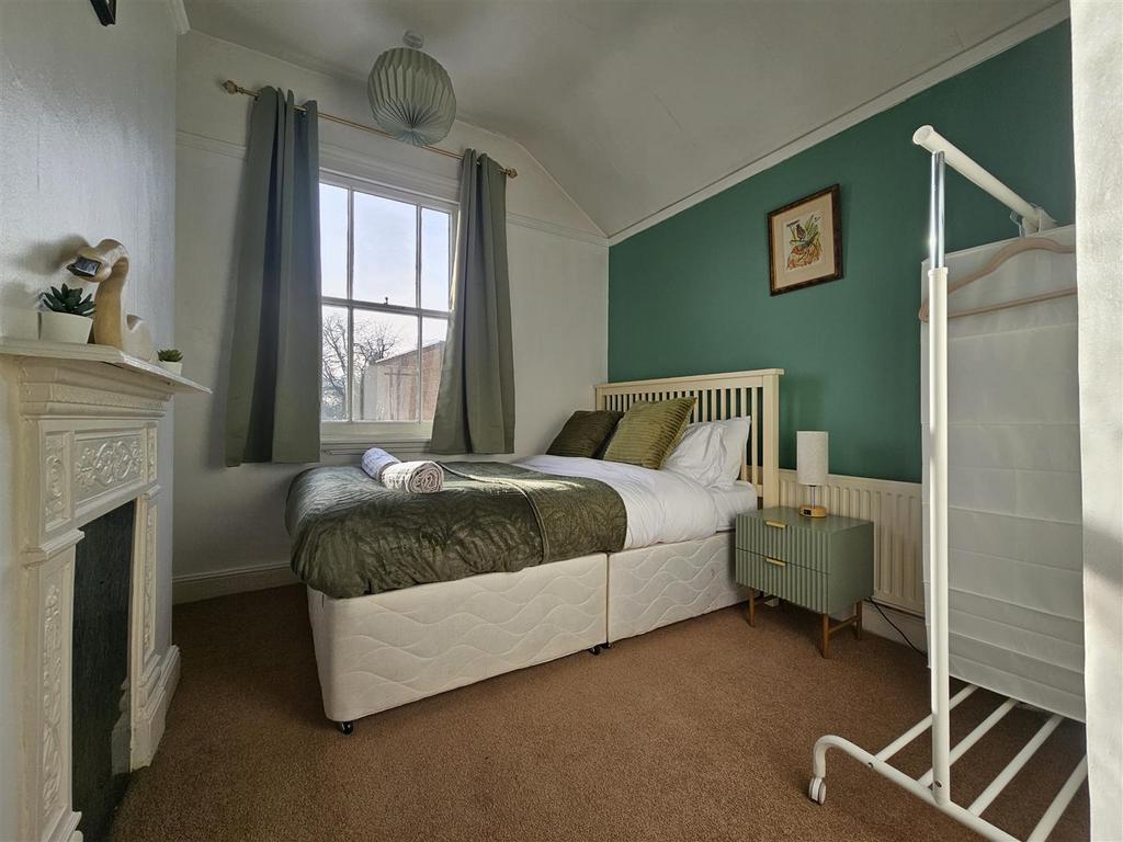 PR6 Bed4.jpg