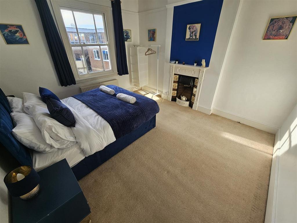 PR6 Bed2.jpg