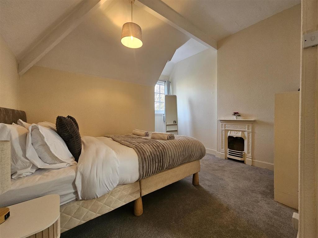 PR6 Bed3.jpg