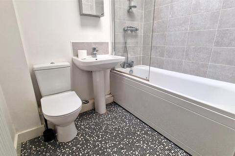 2 bedroom house to rent, Boothferry Park Halt, Hull, HU4